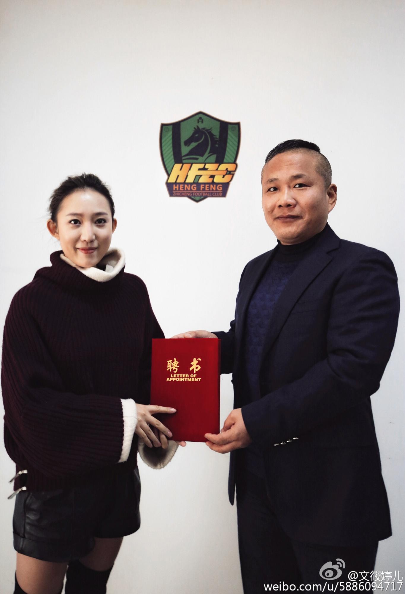 文筱婷在柔和光线下嫣然回首，瞬间神态自然生动，精致装束与迷人微笑相得益彰