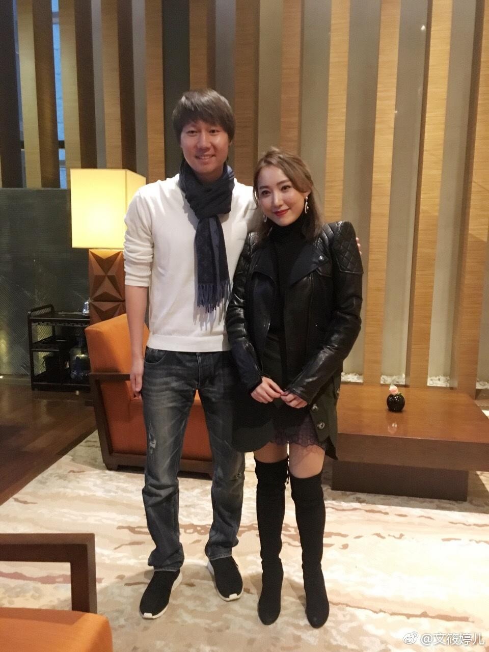 文筱婷背靠玻璃幕墙，都市光影成为斑斓背景，整体造型简约高级，彰显不凡气场