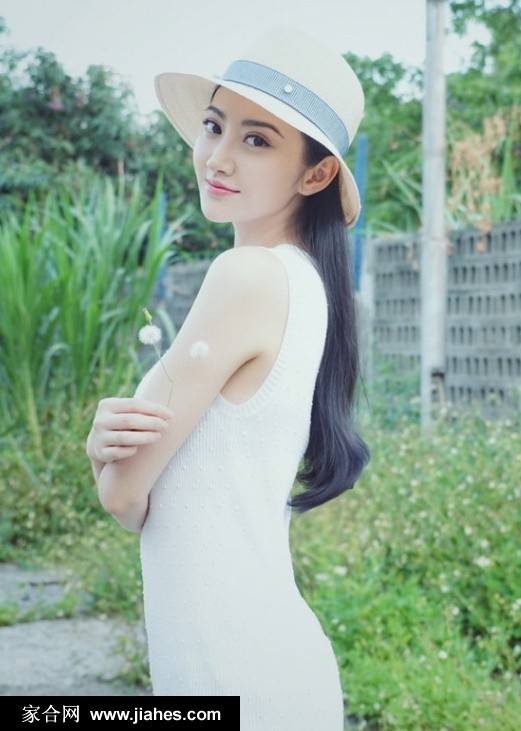 景甜侧身微笑，宽檐草帽下笑容清澈治愈，阳光为她的侧脸镀上柔和金边