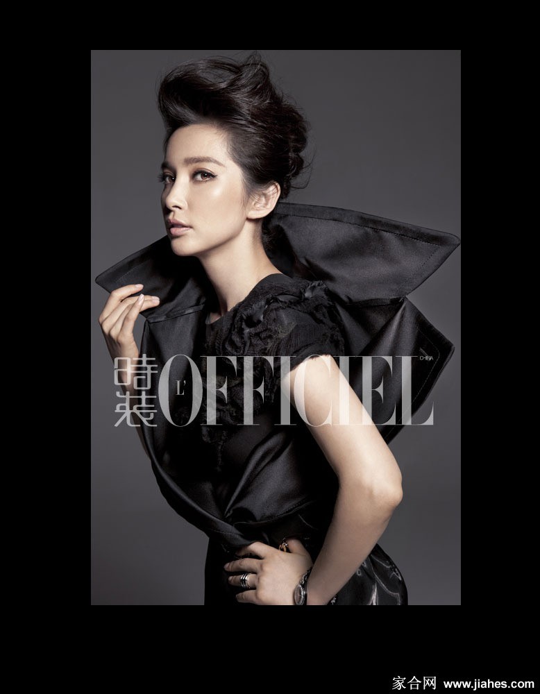 李冰冰一袭飘逸墨绿色长裙舞动，裙摆飞扬间秀出白皙腿部线条，姿态灵动