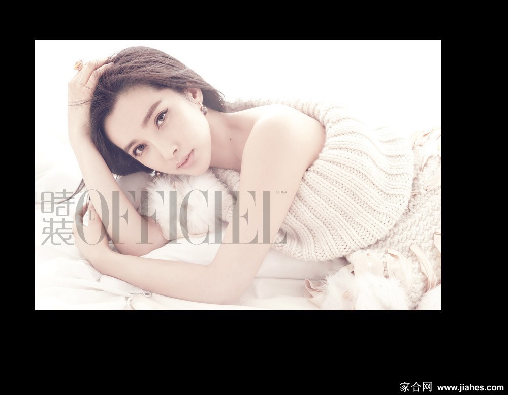 李冰冰身穿黑色抹胸皮裙置身光影中，肩颈线条优美，回眸眼神深邃有力