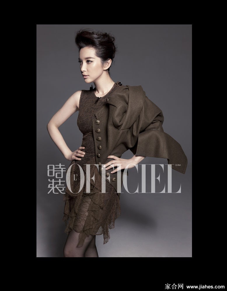 李冰冰黑白特写面容精致，光影勾勒出锋利下颌线，眼神穿透镜头极具故事感