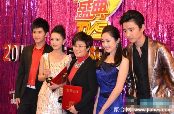 李沁与前辈艺人并肩而立 谦逊姿态彰显良好教养