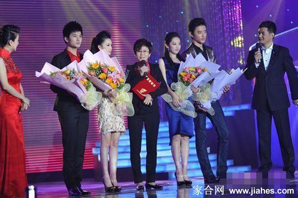 李沁手持奖杯绽放甜美笑容 眼中闪烁喜悦与希望的光芒