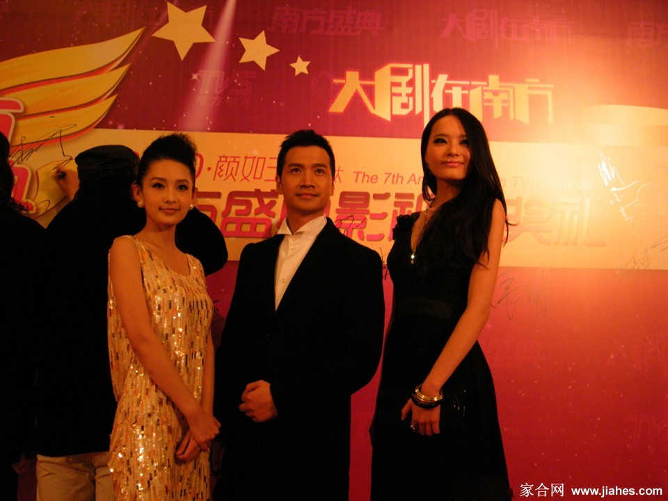 李沁侧身回眸定格瞬间 柔美灯光勾勒精致侧颜与轮廓