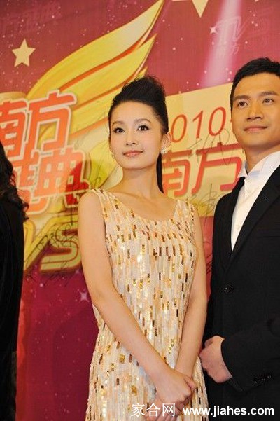 李沁身着华服亭亭玉立 裙摆摇曳间尽显优雅风范