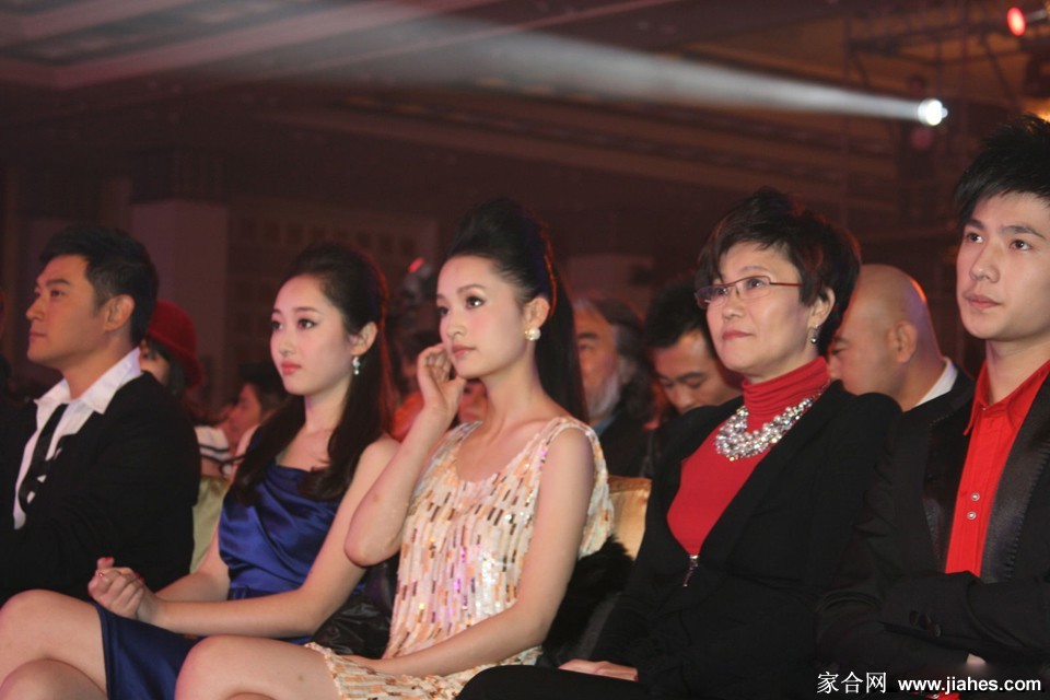 李沁颔首低眉浅笑盈然 散发含蓄内敛的东方美感