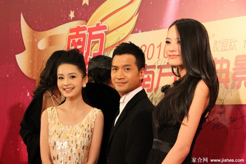 李沁优雅坐姿展现完美体态 从容自信散发迷人魅力