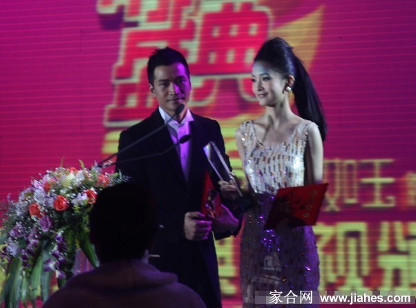 李沁嫣然一笑如沐春风 瞬间点亮整个盛典现场