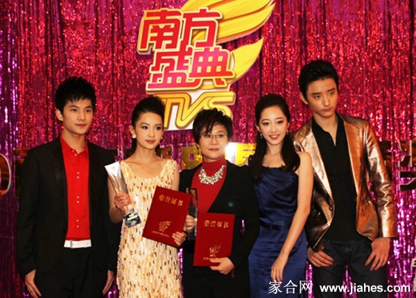 镜头特写李沁清新妆容 肌肤通透眼神清澈见底