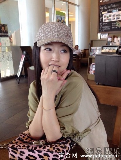 她低头翻阅书籍，神情专注而温柔，一缕碎发轻轻垂落，静谧时光在此刻定格。