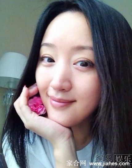 窗前静坐，手捧清茶，杨钰莹目光沉静悠远，侧影勾勒出优雅淡然的轮廓。