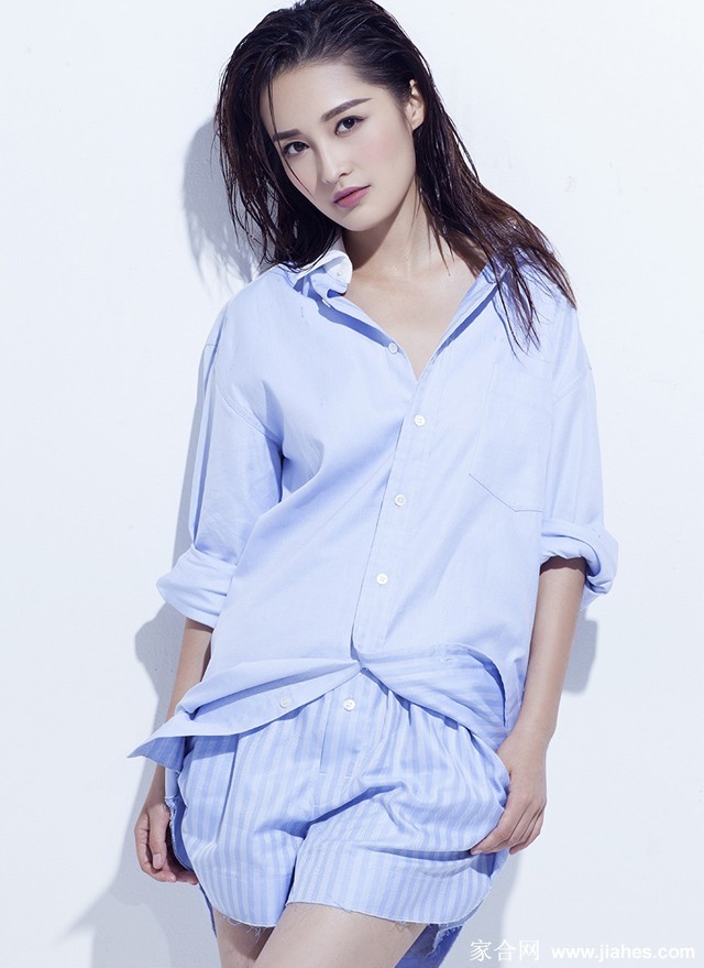 李沁身着简约蓝色衬衣湿发出镜，水珠沿发梢滴落，眼神清澈凝视镜头