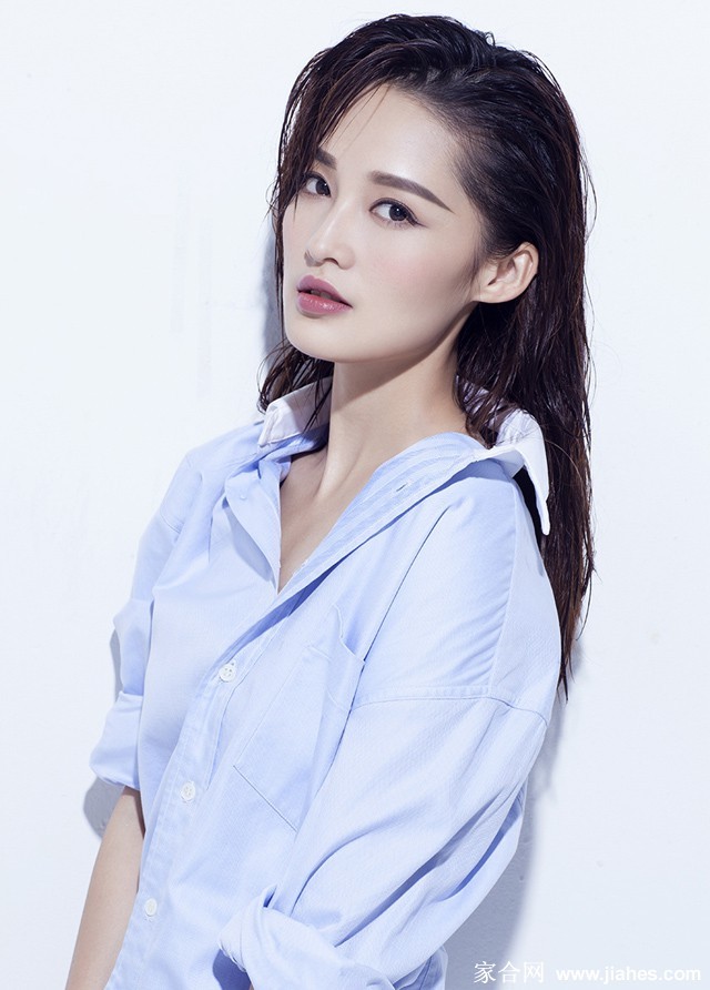 李沁侧身回眸，湿发贴颈，水润光泽衬托出完美的肩颈线条与静谧侧颜