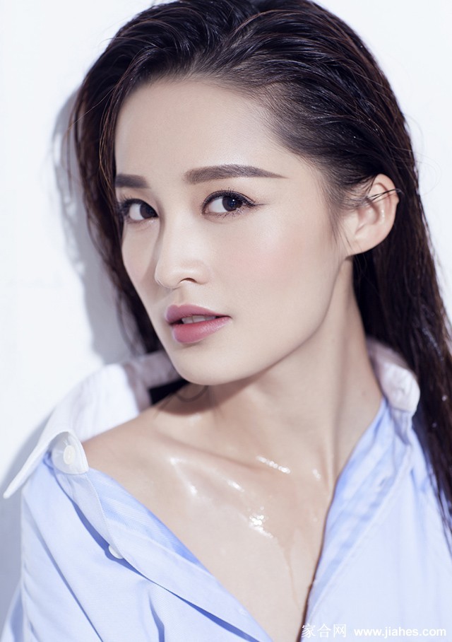 李沁轻闭双眼仰头感受水雾，神情恬静柔和，蓝色衬衣与水色融为一体