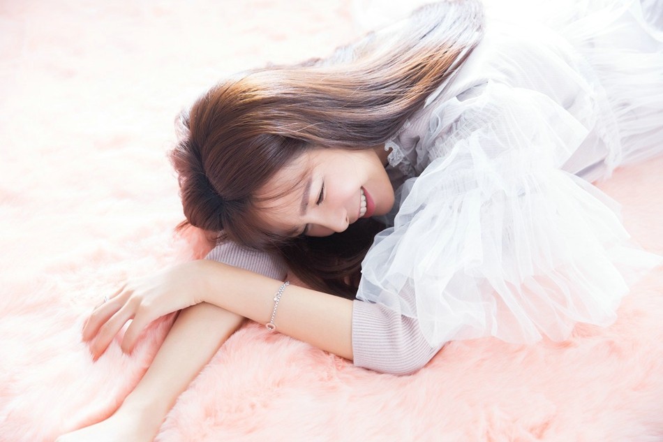 沈梦辰身着飘逸薄纱长裙在阳光下轻盈漫步，裙摆随风舞动如春日涟漪