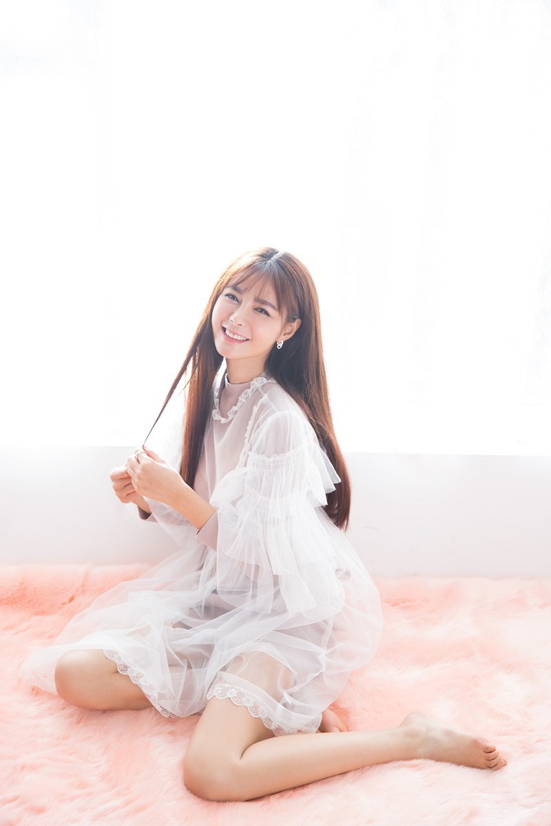 沈梦辰闭目感受春风，薄纱与发丝一同轻舞，画面宁静而充满生命力