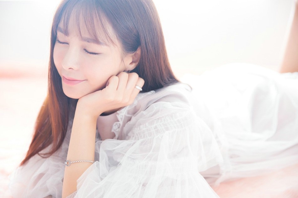 沈梦辰倚坐窗边身着碎花裙，手持玫瑰眼神温柔恬静，宛若画中少女