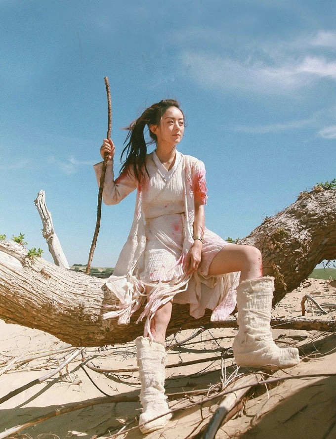 赵丽颖片场绽放温暖笑颜，与紧张拍摄氛围形成可爱反差