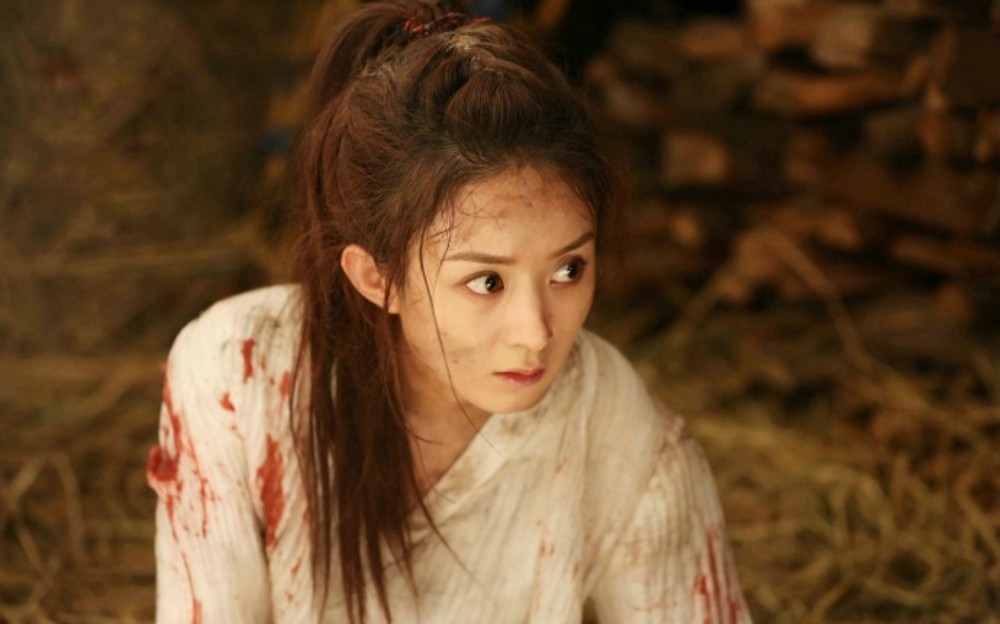 赵丽颖身着戎装手持长剑，侧颜坚毅尽显女将军飒爽风姿