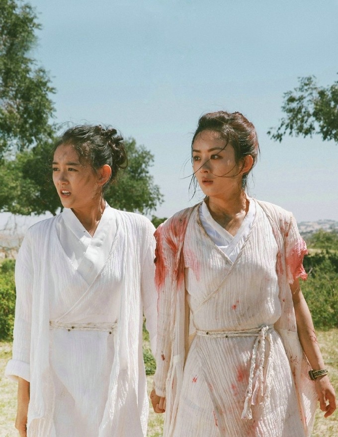 林更新与赵丽颖片场对视交流，眼神中充满默契与信任