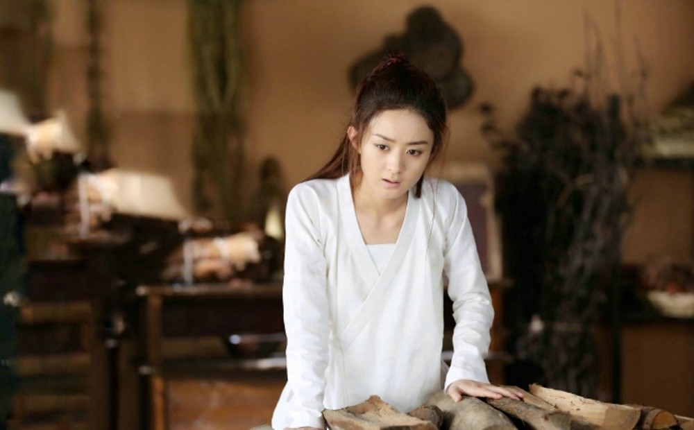 幕后团队专注进行拍摄准备，光影之中尽显匠心