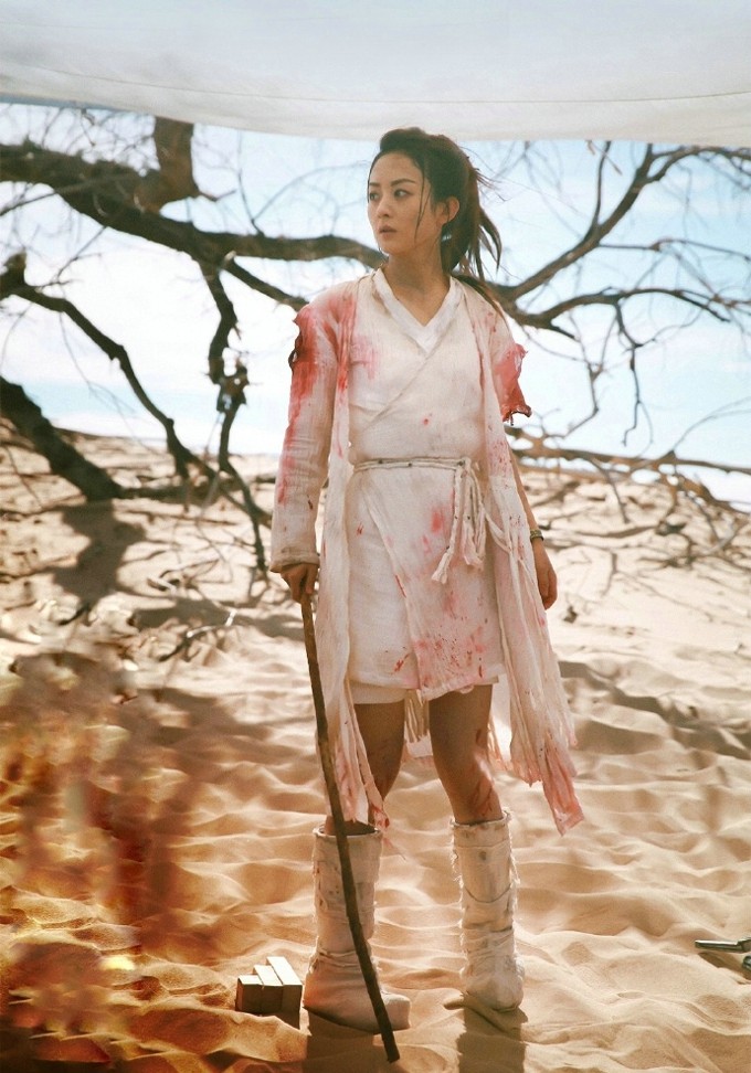 赵丽颖与导演在监视器前密切沟通，共同打磨精彩瞬间