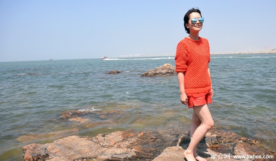 海清活力瞬间:镜头下的灵动与随性之美 海清倚墙开怀大笑,明媚笑容如夏日阳光