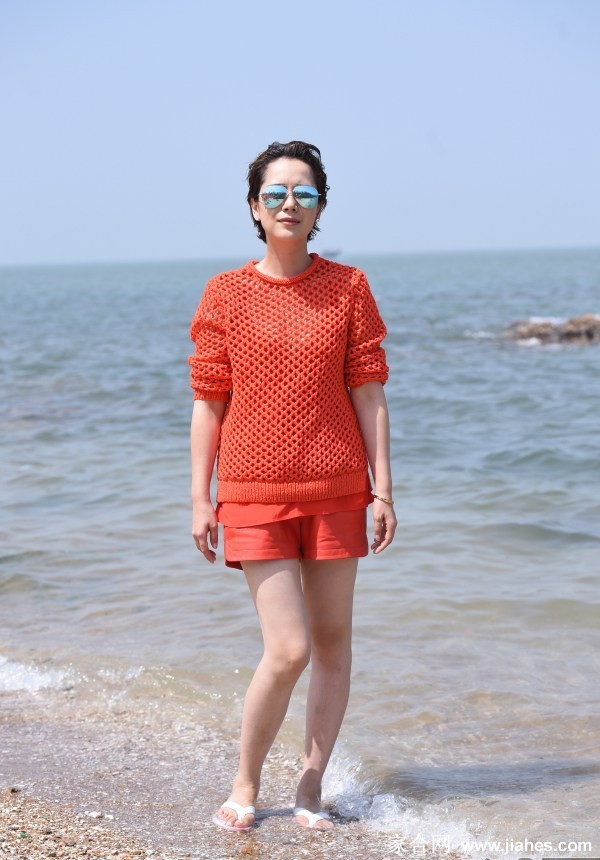 海清活力瞬间:镜头下的灵动与随性之美 都市街角的海清,风衣轻扬尽显洒脱气质