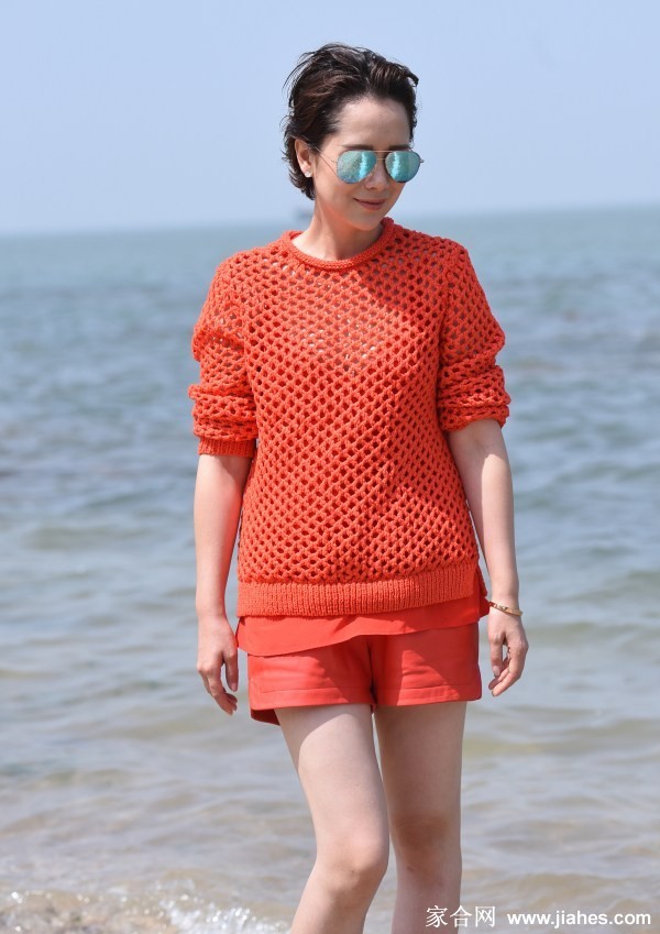 海清活力瞬间:镜头下的灵动与随性之美 海清侧身回眸瞬间,发丝拂过静谧脸庞