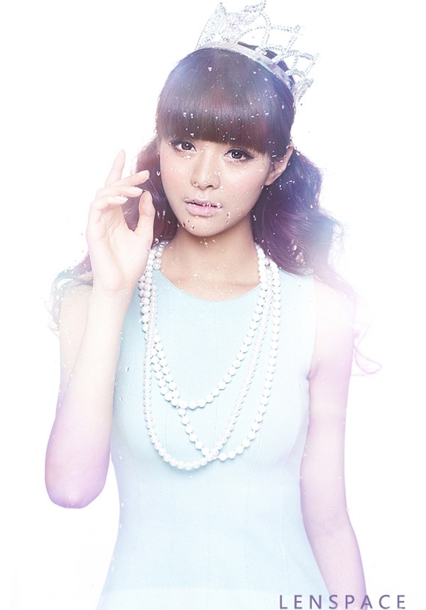 沈梦辰清新白色连衣裙写真