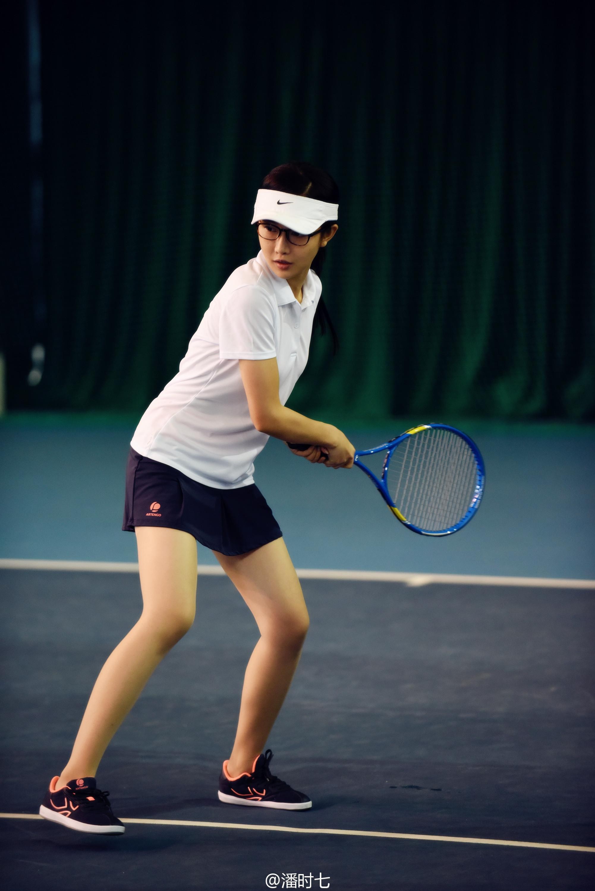 潘时七对镜浅笑，牛仔短裤与精致妆容相得益彰，尽显现代都市女性的摩登风范