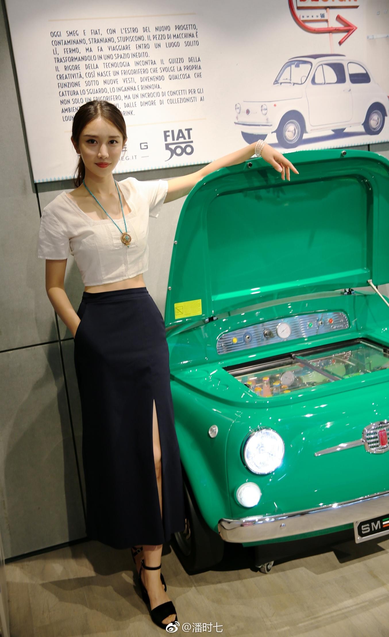 潘时七在柔和光线下展露温柔浅笑，简约穿搭衬托出干净纯粹的个人气质