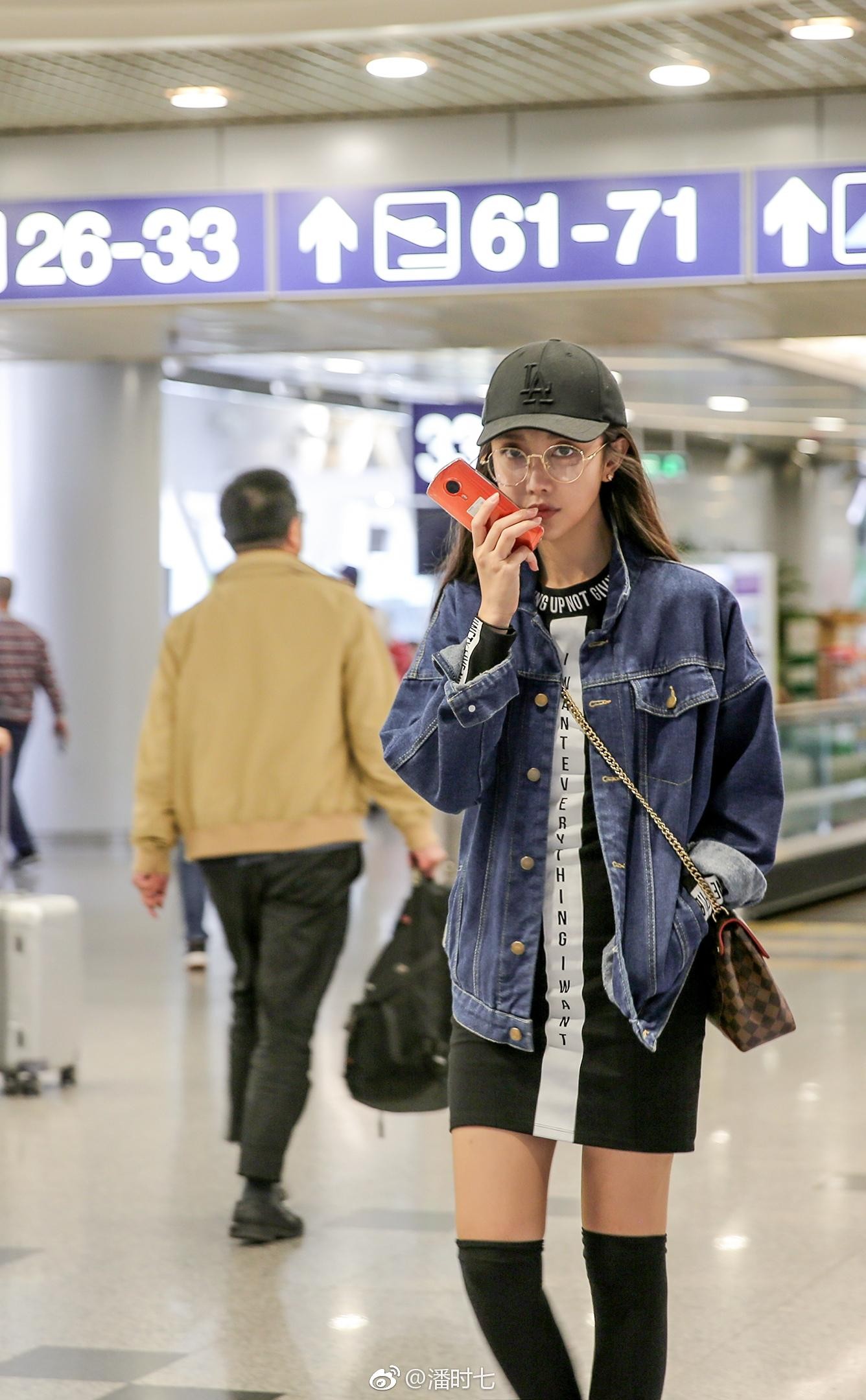 潘时七身着牛仔短裤侧身而立，身姿挺拔，展现出优美流畅的身体轮廓与曲线