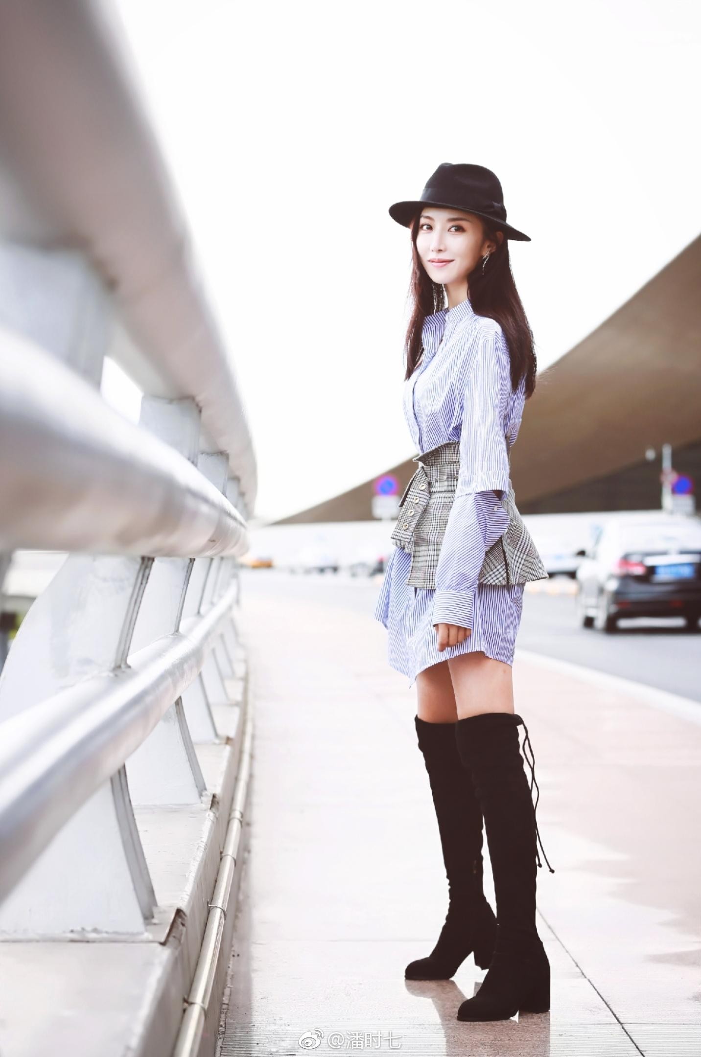 潘时七以轻松姿态面对镜头，牛仔短裤造型彰显其自在洒脱的生活态度