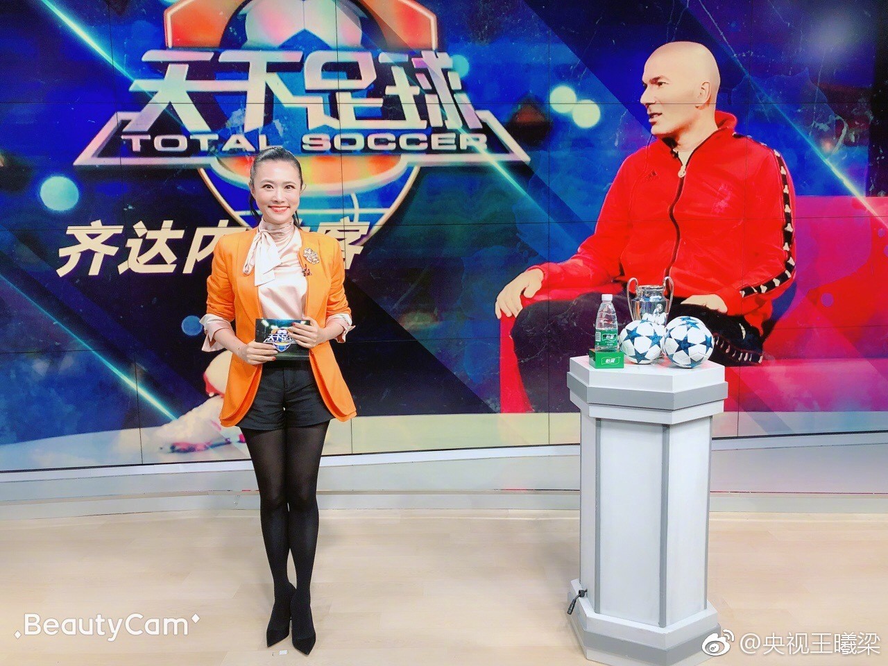 王曦梁在节目录制间隙展露灿烂笑容，尽显亲和魅力