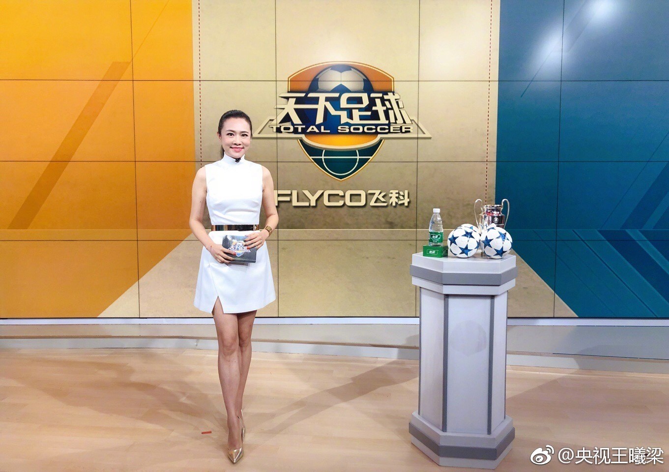 王曦梁手持资料准备登台，表情专注而认真