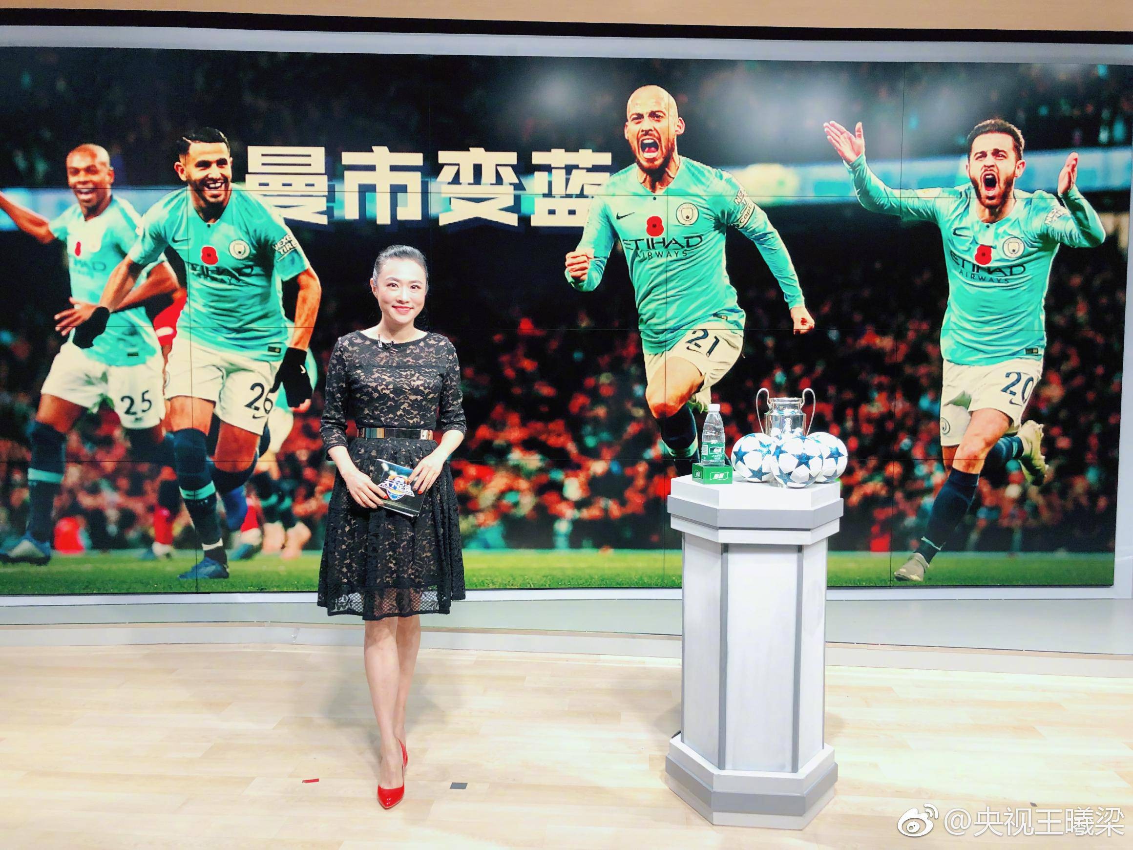 王曦梁双腿交叠优雅而坐，面对镜头从容大方