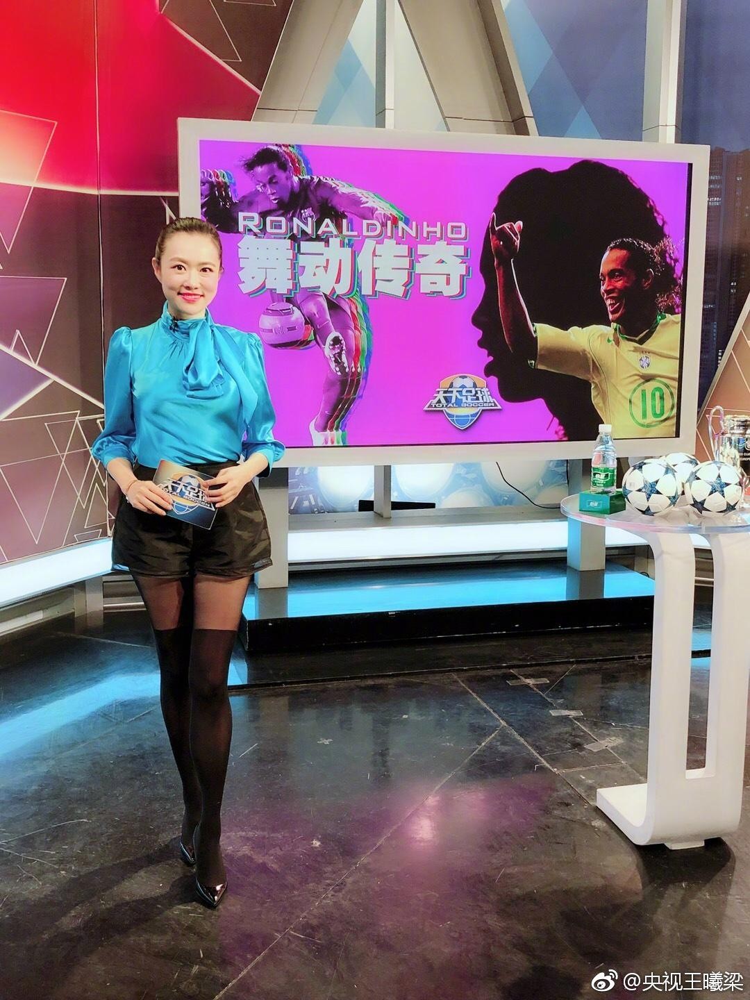 王曦梁与工作人员轻松交流，现场氛围融洽