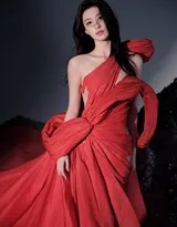 光影交错中，王楚然凝视远方，红裙的轮廓被勾勒得极具雕塑感