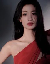 王楚然一袭炽热红裙侧身而立，裙摆如火焰般绽放，眼神深邃而迷离