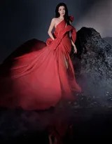 红裙褶皱间光影流转，王楚然微微仰头，展现优美颈部线条