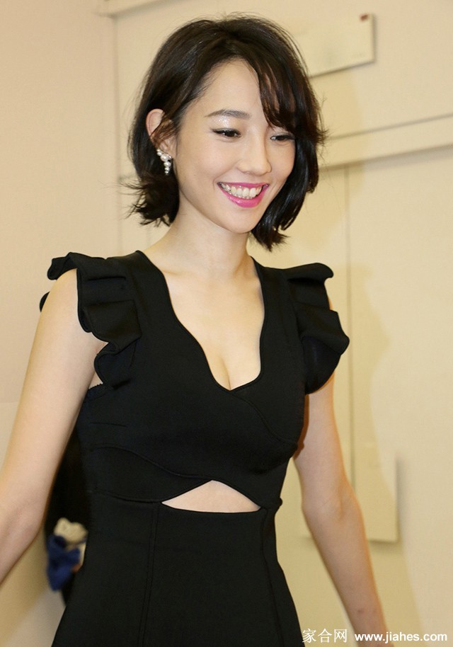 白百何驻足凝视远方，网纱裙摆随风轻拂彰显飘逸灵动之美