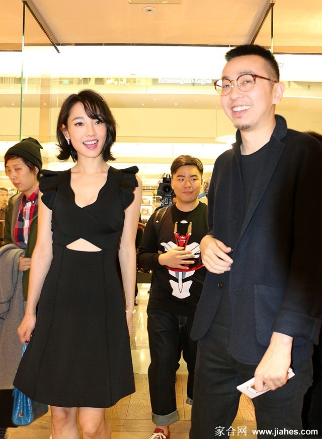 聚光灯下白百何从容面对镜头，蕾丝肩饰与精致妆容衬托不凡气质