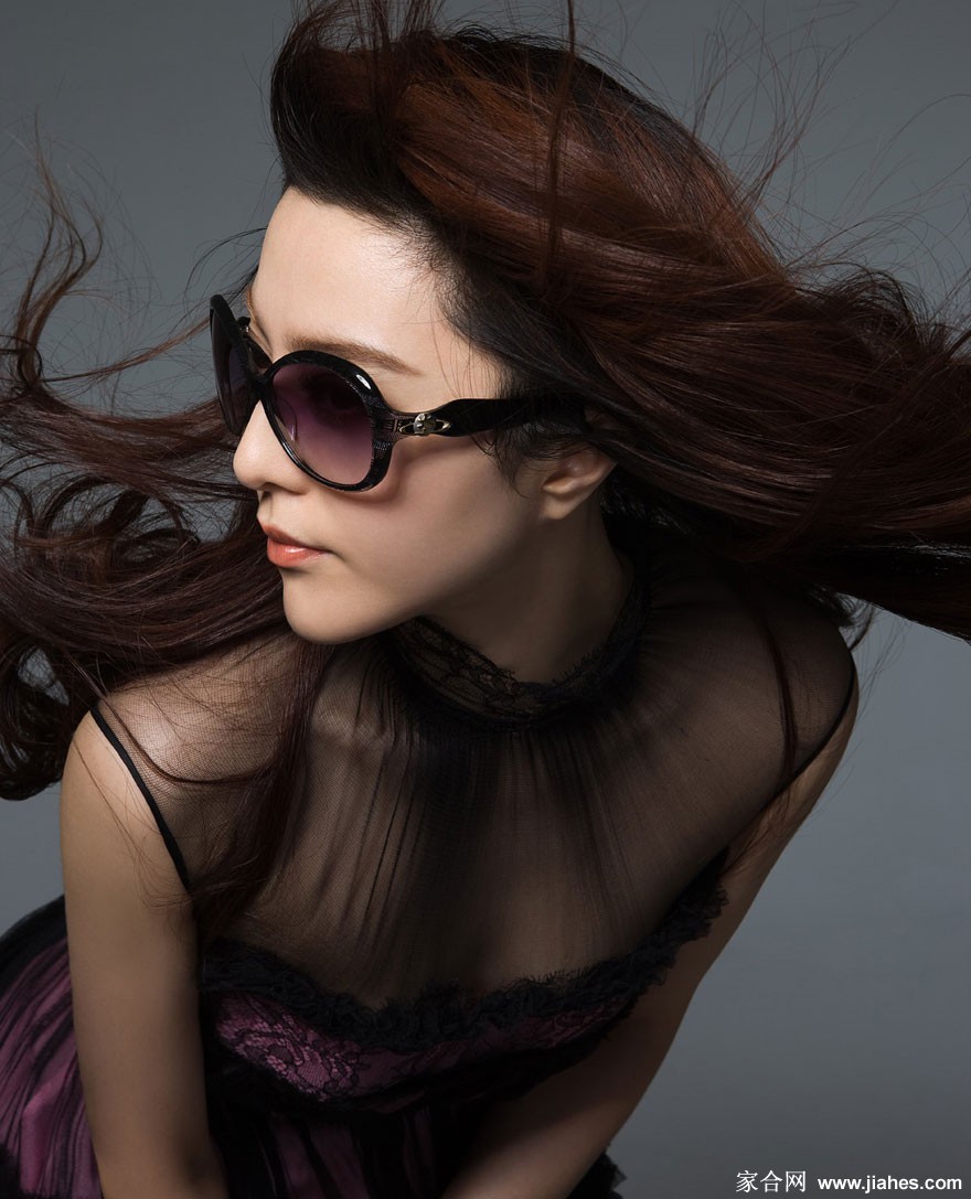 范冰冰侧脸特写，蓝调光影勾勒出她雕塑般的面部线条与一抹清冷神情