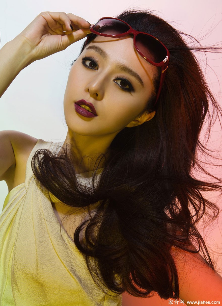 范冰冰戴着装饰华丽的头饰，在柔和光线下展现静谧而神秘的东方韵味