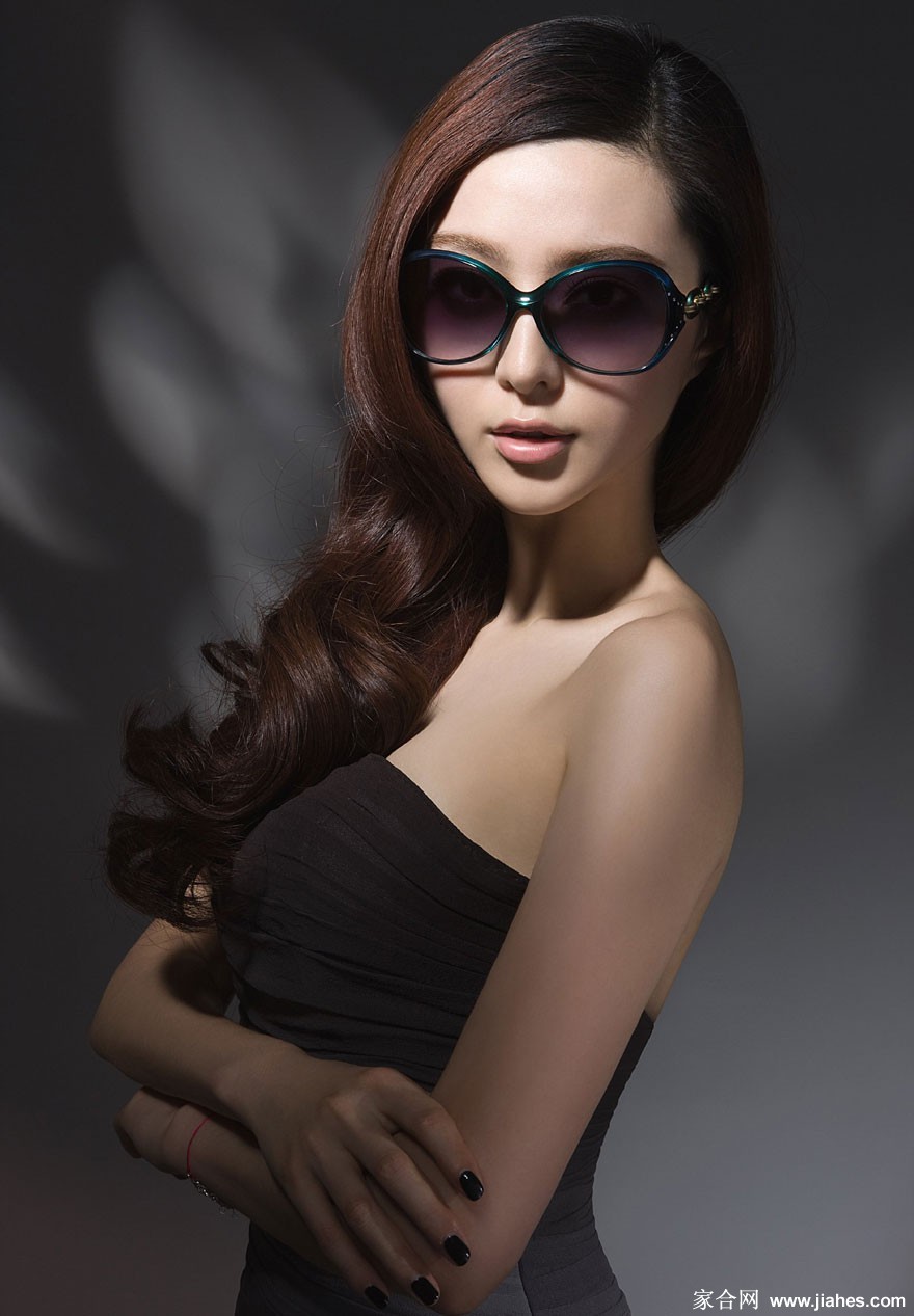 范冰冰身处光影交错的空间，现代感造型与朦胧背景形成强烈视觉对比