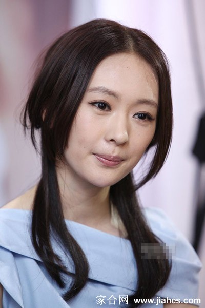 童瑶微微低头浅笑，细腻表情中流露温柔与知性韵味