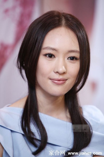 童瑶侧坐椅上姿态放松，剪影效果烘托出静谧艺术氛围