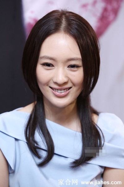 童瑶在发布会现场专注聆听，侧脸轮廓在光影中格外分明